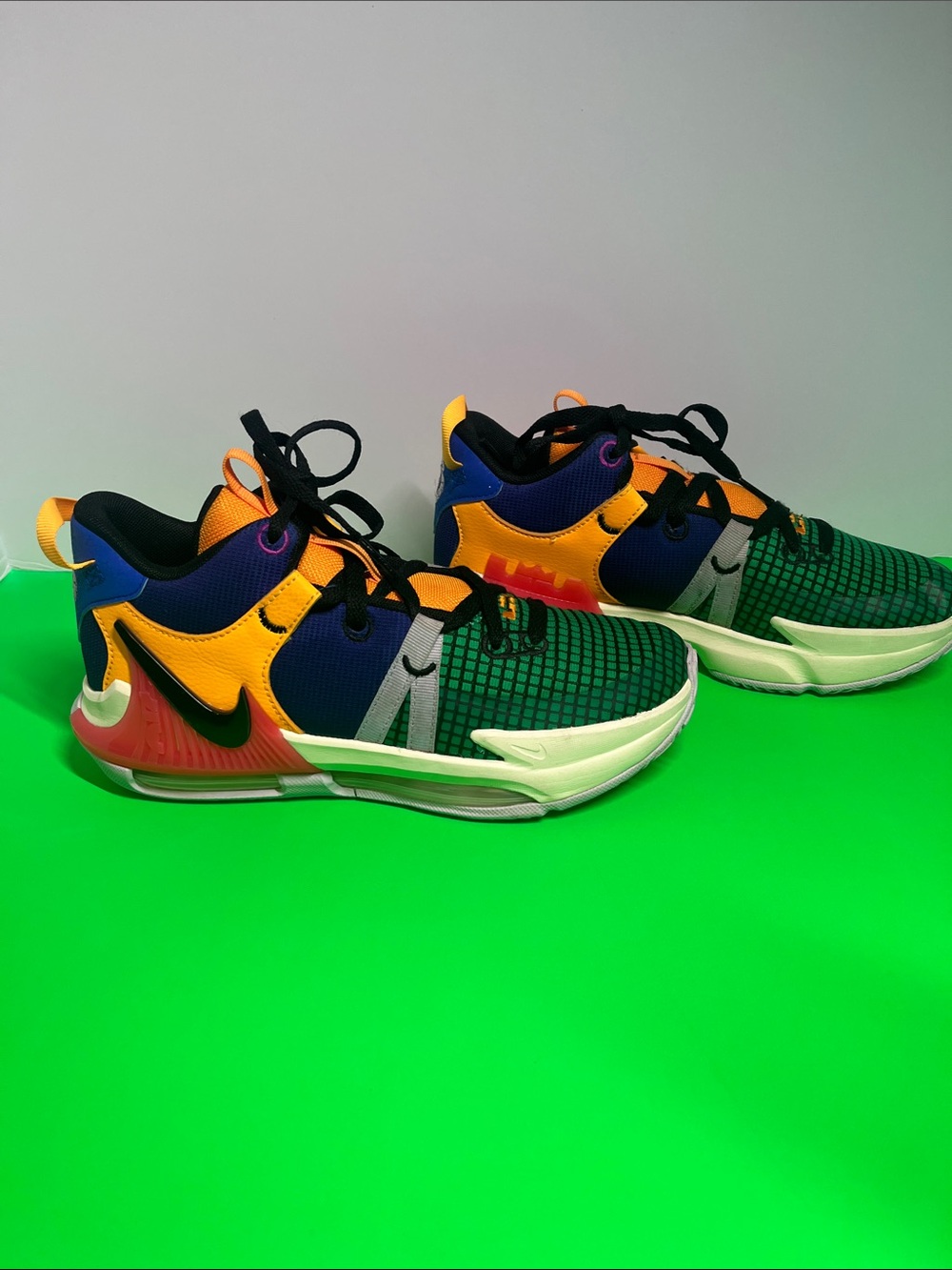 Nike Air Labron James Witness 7 Mid-Top Multicolor Sneaker, size 5.5Y, Like New